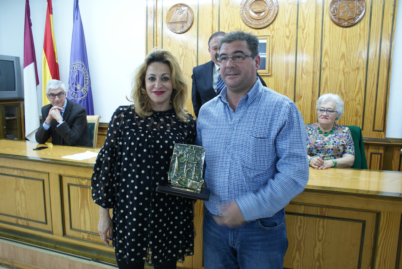 Foto. Rosa González de la Aleja y Alberto Reina participan en la entrega de premios de la Asociación Cultural Amigos de la Semana Santa de Albacete. 290417 (1)
