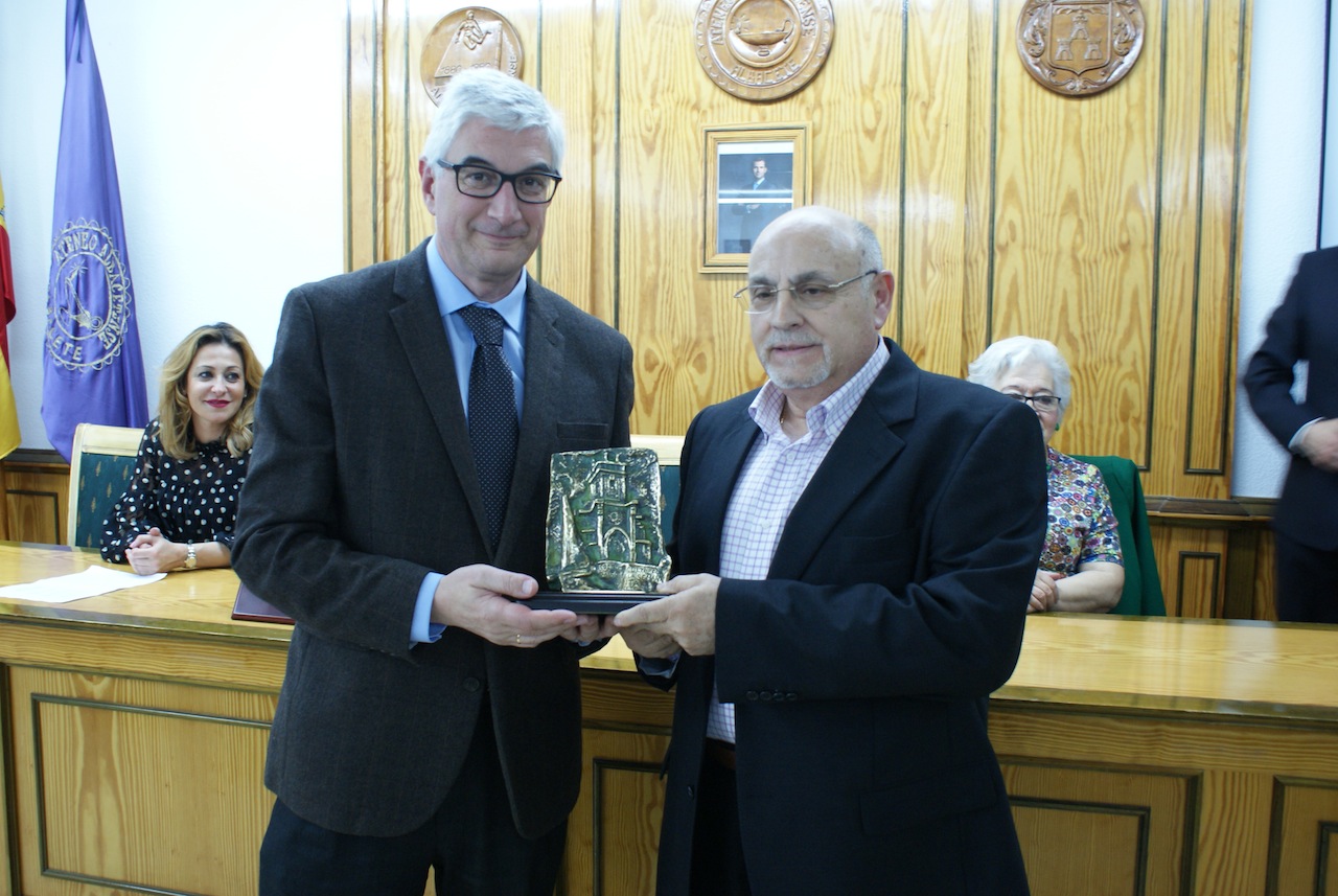 Foto. Rosa González de la Aleja y Alberto Reina participan en la entrega de premios de la Asociación Cultural Amigos de la Semana Santa de Albacete. 290417 (3)