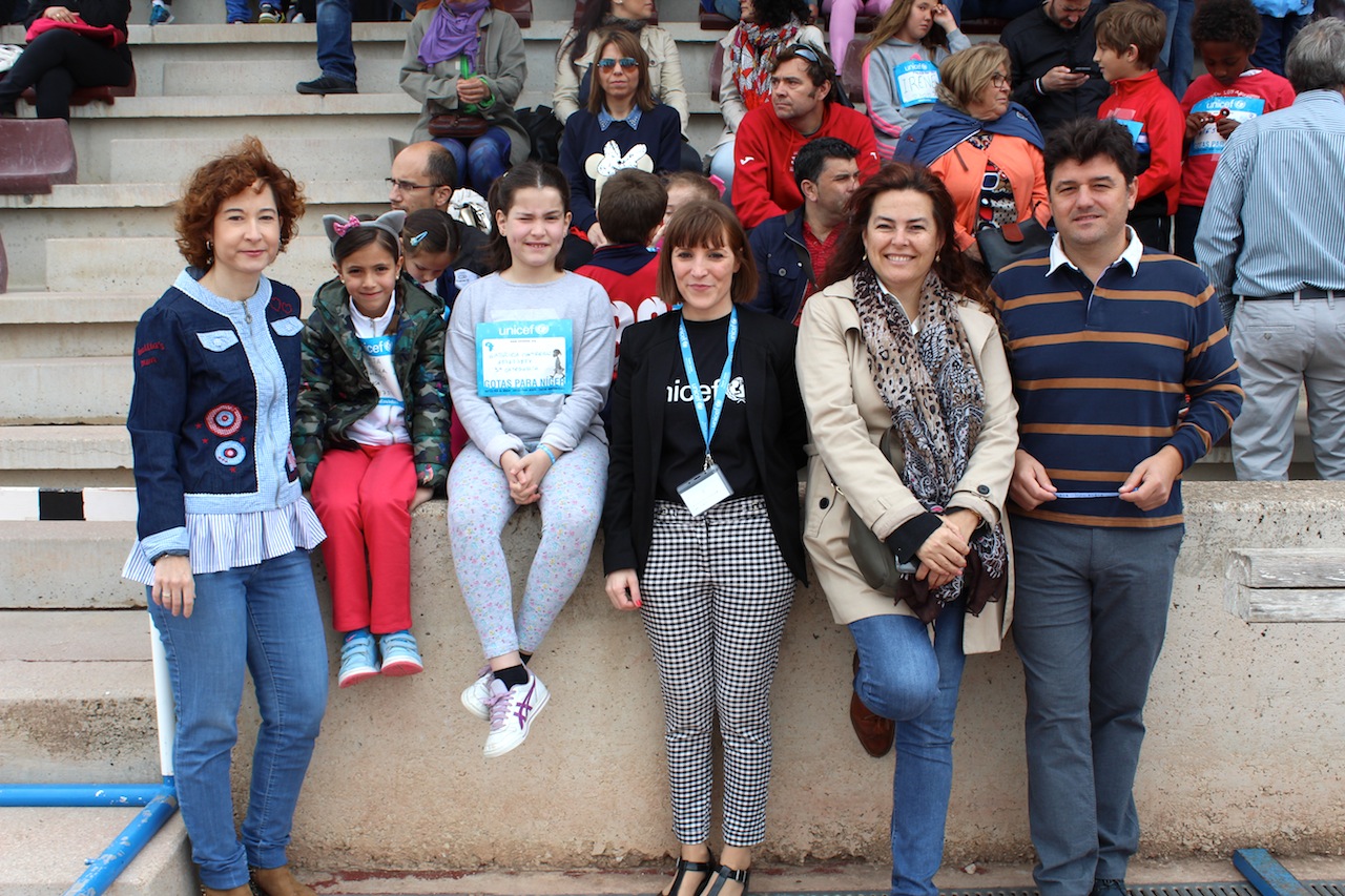 Foto. Francisco Navarro y Mª Ángeles Martínez asisten a la VI Carrera del Agua a favor de Unicef. 130517(2)