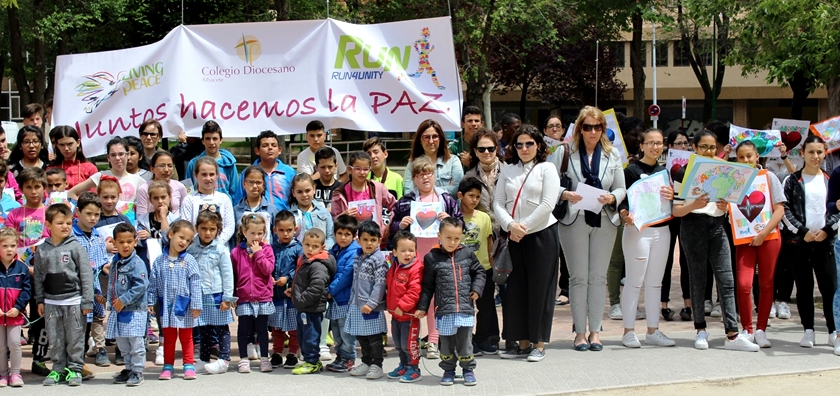 Foto. Llanos Navarro participa en la Marcha por la Paz organizada por el Colegio Diocesano de Albacete. 120517 (2)