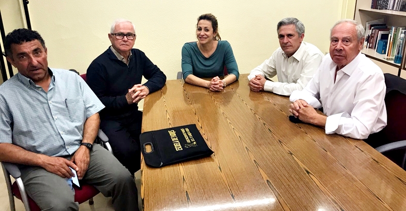 Foto. Rosa González de la Aleja mantiene una reunión con el nuevo presidente de la Asociación de Horticultores de Ocio Ecológicos de Albacete. 020517
