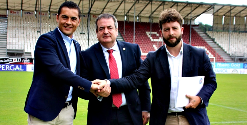 Víctor Moreno con Tino Saqués (Presidente CD Lugo) y Francisco (nuevo entrenador de los lucenses)
