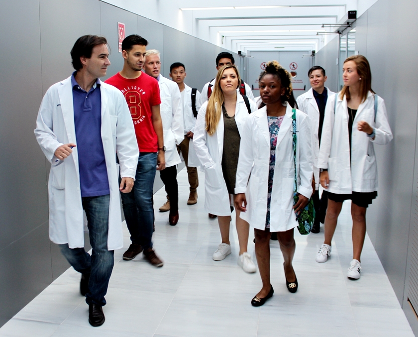 El director médico acompaña a los estudiantes