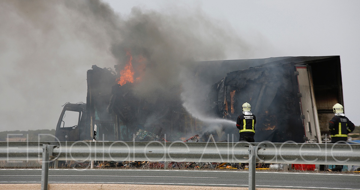 VÍDEO Así ha sido sofocado el camión incendiado en plena autovía VÍDEO Así ha sido sofocado el camión incendiado en plena autovía