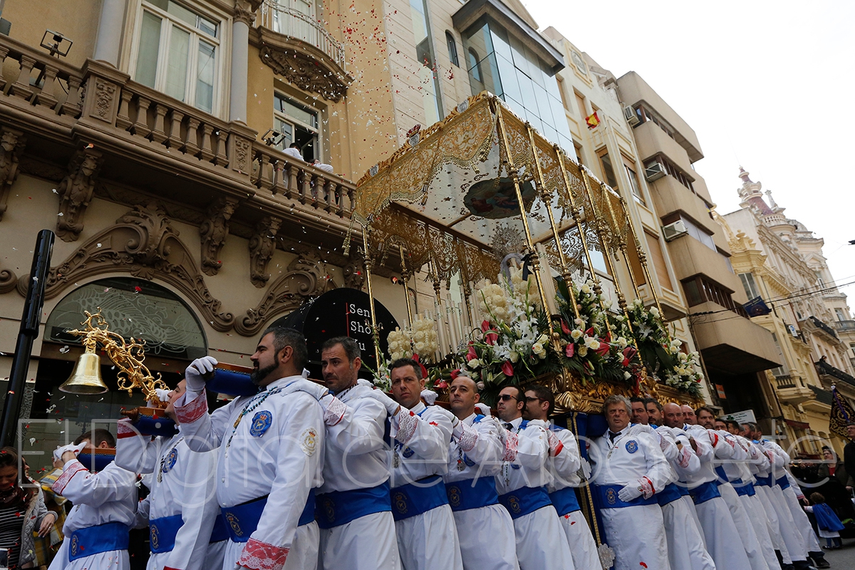 Imagen de Nuestra Señora del Mayor Dolor procesionando por el centro de Albacete el Domingo de Resurrección