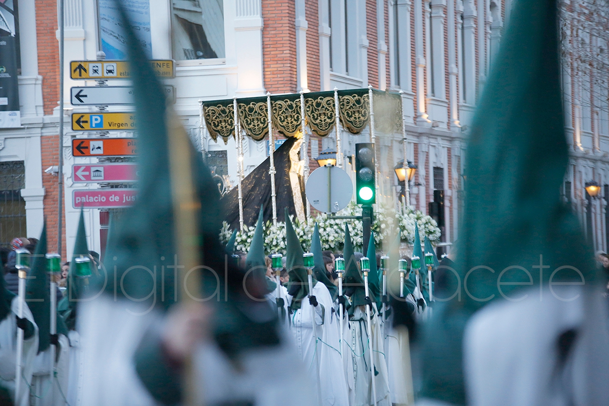 La Macarena procesionando por las calles de Albacete