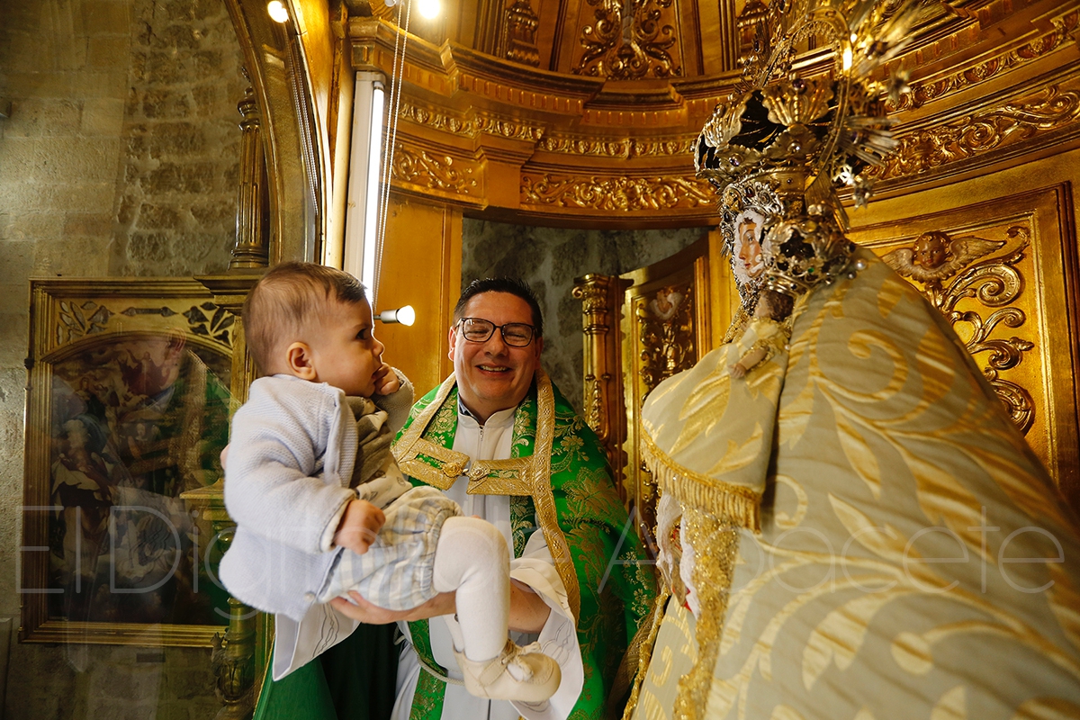 FOTOS | Los bebés se acercan a la Virgen de los Llanos - El Digital de Albacete FOTOS | Los bebés se acercan a la Virgen de los Llanos - El Digital de Albacete
