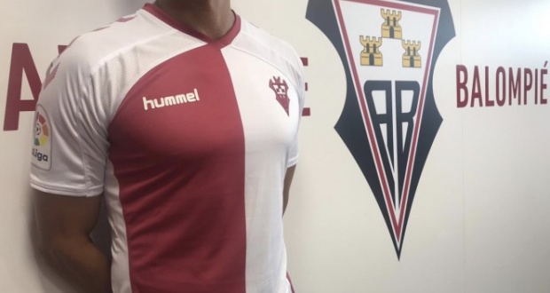 Roman Zozulia presenta la tercera equipación del Balompié - El Digital Albacete