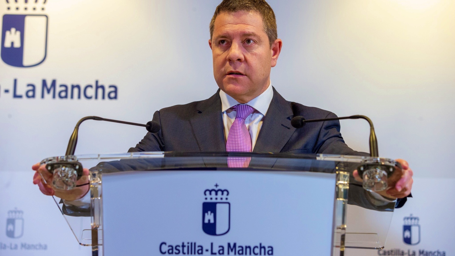 Page afea al rector suspender las clases en la uclm en contra de las instrucciones sanitaria y cree que eso genera 