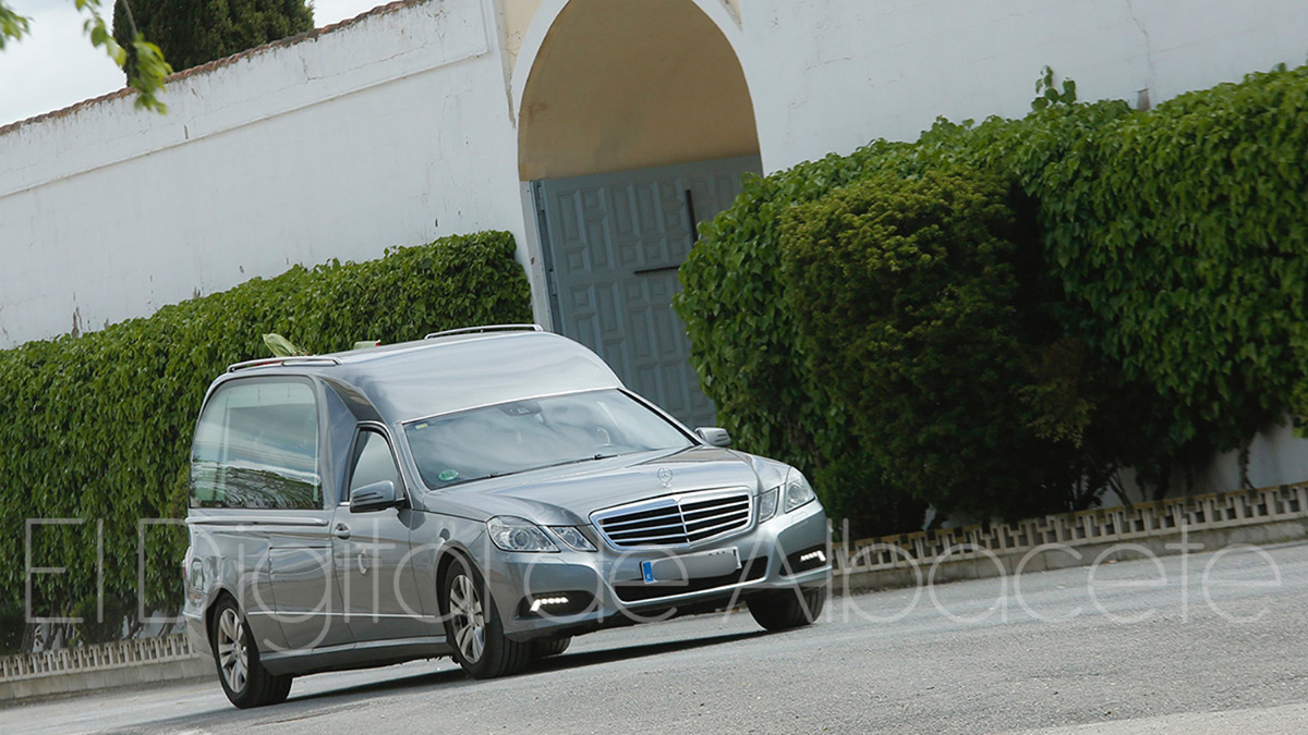 Un coche fúnebre llega al cementerio de Albacete