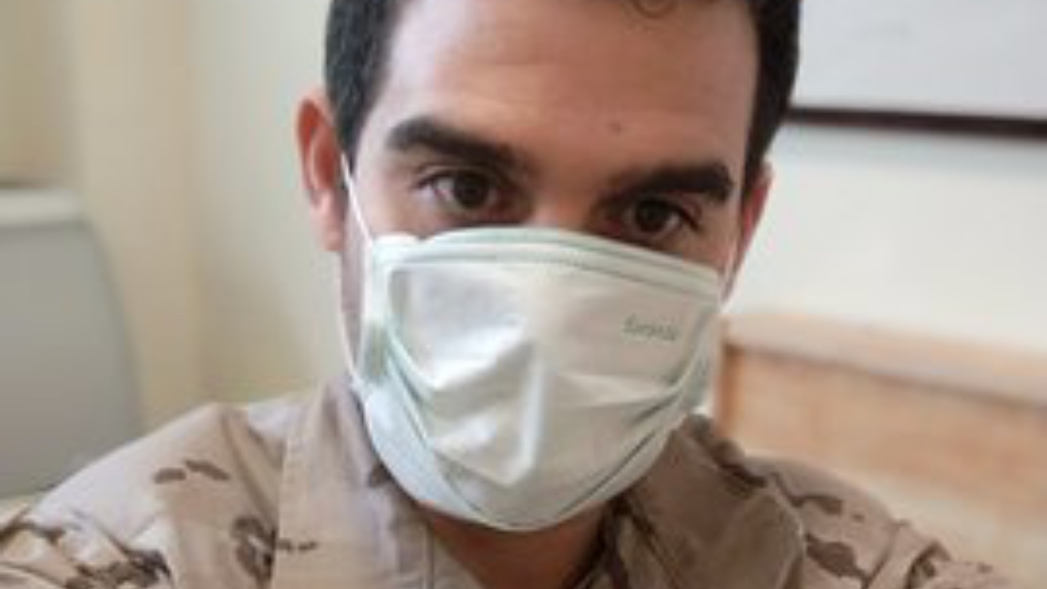 /Marta López/ La solidaridad para hacer frente a esta situación de emergencia sanitaria también llega por el aire. Y eso lo sabe bien el albaceteño David Torres, destinado en la Base Aérea de Torreón de Ardoz. En concreto desarrolla su labor en el Grupo Central de Mando y control “donde se desarrolla el control de tráfico aéreo militar”, explica a El Digital de Albacete. Así, se encargan de supervisar “desde el despegue de la aeronave en origen hasta su destino”, y lo hacen gracias a “un sistema de control aéreo implementado por el Ejército del Aire”. Desde esta Base Aérea se monitoriza “los aviones que transportan en estos momentos el material sanitario”, explica. Por tanto, señala que su cometido pasa por “mantener y asegurar el sistema en el que nos basamos para identificar y hacer el seguimiento de cada Plan de vuelo”. Además, David Torres es sargento en Informática en Sistemas y desarrollan su labor “365 días al año durante las 24 horas”, con el objetivo de proteger y salvaguardar el tráfico aéreo”. De este modo, a través de este exhaustivo control tratan de que “lleguen a su destino todas las cargas y sin ningún problema”. Una labor que estos días pone los pone a prueba como profesionales, pero sobre todo como personas, y es que su trabajo es clave para que todo el material sanitario llegue a los hospitales. Este albaceteño, es un auténtico apasionado del fútbol, y su querido Albacete Balompié también ha querido rendirle un emotivo homenaje y aplaudir de forma virtual la labor que desarrolla en la Base Aérea de Torrejón. Una carga tras otra Una vez en tocan tierra estos aviones, entra en juego el trabajo del soldado Sánchez, servidor de carga en la Sección de Apoyo al Transporte Aéreo (SATRA) del Ala 35, en Getafe. Su trabajo callado y constante es una de las claves de la lucha por frenar la expansión de este virus. La gente como él es la que trabaja directamente sobre esa carga que todos esperan en todas partes. Apilan, ordenan, pesan, transportan. La tarea física más dura cae sobre sus hombros y ellos la transforman en ilusión y esperanza. Explican desde el Ejército del Aire que lleva once años en la SATRA del Ala 35. Todo un veterano en el manejo de cargas. Sin embargo, las de ahora tienen un matiz muy especial para él. “Cuando tenemos preparación de vuelos de carácter urgente, como material sanitario, lo primero que se me pasa por la cabeza es que hay que dar el 200%. Son vuelos especiales. No es solo enviar material para que los compañeros puedan hacer su trabajo allá donde estén, sino que es material para gente que realmente necesita de nuestra ayuda. Es una manera de aportar nuestro granito de arena y sentirnos orgullosos de ayudar”. El Ala 35 y toda su gente vive un ritmo frenético, reconocido recientemente por la visita de la ministra de Defensa, Margarita Robles. Se enfrentan a todo tipo de cargas y de manera constante. Unas veces se intuye la tarea y otras veces hay que improvisar sobre la marcha. “Esta es la que realmente más nos pone a prueba, tanto psicológica como físicamente, aquella de la cual no sabemos absolutamente nada y todo va surgiendo sobre la marcha, por tanto, con más urgencia y necesitando mayor concentración”, nos reconoce el soldado Sánchez. En torno a tres veces por semana se disponen las cargas para las distintas aeronaves que aterrizan en el Ala 35. En ocasiones hasta nueve mil kilos a preparar en apenas una hora. “El material suele llegar por tierra en camiones o en vuelos desde cualquier parte. Nos toca deshacer carga y repartir a cada zona, donde tenga que llegar ese material. En el caso de carga en camión sería, descargar el camión y separar por destino en ese mismo momento. Una vez separada la carga por destino, nos disponemos a configurar las plataformas o comúnmente llamados pallets aéreos. La configuración dependerá del tipo de avión y del tipo de carga”. Toda esta tarea significa pura técnica. Variar la altura, el espacio máximo a ocupar en la plataforma a utilizar, etc. Mucho trabajo. “Una vez configurado, se harán los amarres, se pesarán y se sacarán centros de gravedad de cada uno. Terminadas las cargas y con el avión preparado en plataforma para cargar, todo será cuestión de entre veinte a cincuenta minutos, tener un avión cargado y listo para su vuelo”. Así son las jornadas de esta ‘guerra’ aérea. “Muchos números en la cabeza, pesos, material utilizado, material enviado, que los compañeros estén bien anímicamente y puedan trabajar dando el máximo, que no haya accidentes. Es cuando pasa la tormenta y no has comido nada desde las siete de la mañana hasta las siete de la tarde, cuando te viene el cansancio físico y mental, pero piensas que merece la pena y lo volverías a hacer mil y una veces más”. En su sección, como en otras muchas, se han establecido estrategias para mantenerse operativos. “Nosotros actualmente somos ocho personas en la sección y hemos dividido las fuerzas en dos grupos, con lo cual tenemos cuatro compañeros con los que no tenemos contacto, por lo que pudiera pasar. Las dinámicas que teníamos antes, nos hacían al final coincidir los unos con los otros, así que en este caso, los cambios suponen un bien común para todos y es algo que nos toca pasar”. El soldado Sánchez se hizo militar contemplando un día una de esas reconocibles furgonetas de captación. Tenía solo dieciocho años y le pareció un trabajo llamativo, pero pronto descubrió muchas más cosas. “Cuando llegué a destino y pasaron unos meses me di cuenta de que esto no era un simple trabajo, que esto es muchas veces una vocación, y me enamoré de mi trabajo. Me siento afortunado de poder trabajar con aviones y hacer este trabajo. Estoy orgulloso de servir a nuestro país”. Su vida actual discurre exclusivamente entre su casa y el Ala 35. “Mi día a día es servicio veinticuatro horas, siete día a la semana, con una niña de un año y medio y con mucha energía”, nos comenta resignado el soldado Sánchez. “Mi mujer trabaja desde casa que es duro. Te das cuenta de que no tenemos las casas a veces demasiado habilitadas para ciertas cosas. El día se pasa rápido cambiando de juegos cada diez minutos con la ‘bichito’ haciendo manualidades, tareas de casa, comidas, sacando al perro…”.