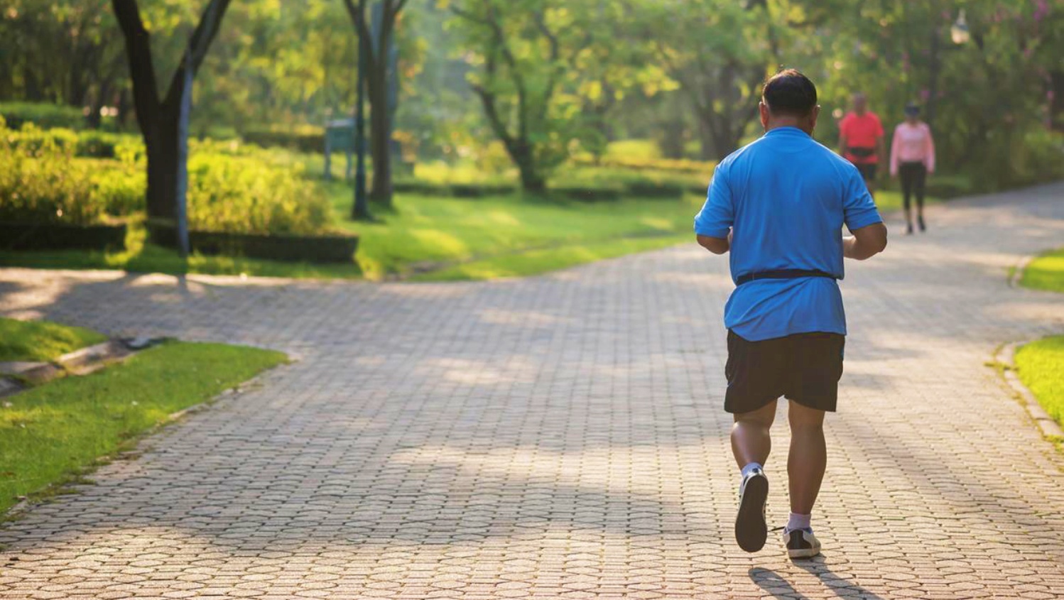 Una persona corriendo por un parque