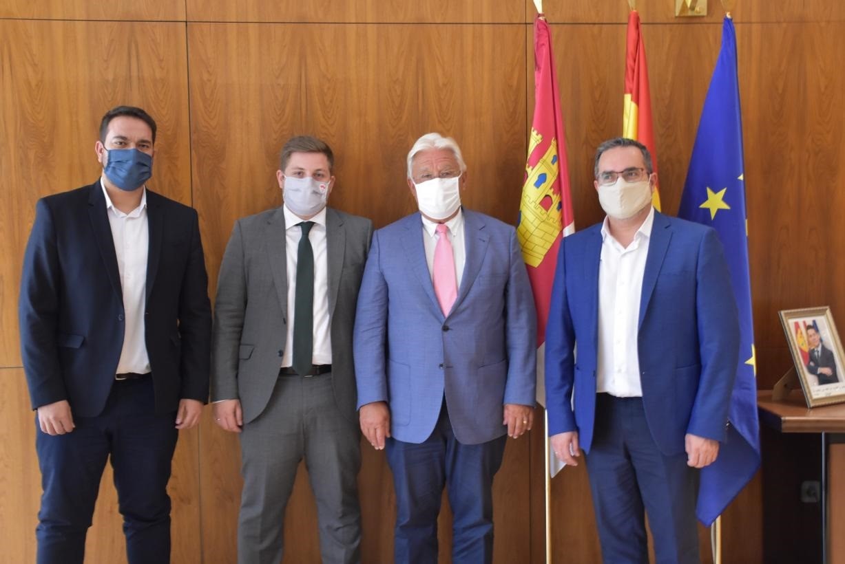 Reunión entre el consejero de Fomento, Nacho Hernando, y miembros de Recamder Reunión entre el consejero de Fomento, Nacho Hernando, y miembros de Recamder