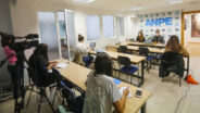 Desde ANPE aseguraban que el Gobierno regional y la Consejería de Educación “mienten” en relación a las cifras de contratación de profesorado para el curso 2020-2021. De este modo, el presidente de ANPE Albacete y vicepresidente de ANPE Castilla-La Mancha, Martín Navarro, indicaba que desde el sindicato han efectuado un “rastreo y contabilización del profesorado centro por centro en toda la provincia”. Con este trabajo aseguraba que “los datos no nos cuadran con los anunciados desde la Consejería de Educación” ya que “aseguraban que iban a contratar a 3.000 docentes más en toda la región y es evidente que estos docente no han llegado las aulas”. “Nos parece indignante que hayan manifestado un número de docentes que no es real porque no hay 3.000 docentes nuevos en la región con respecto al curso pasado y es algo totalmente falso”, subrayaba. Además, reconocía que según los datos recabado por ANPE “solo hay 870 docente más en la región”. Estas cifras, traducidas al ámbito educativo de la provincia de Albacete es de “125 docentes más”, cifras que recordaba “contrastan mucho con las anunciadas por la Junta”. En concreto, exponía que según los datos recabados por el sindicato en Albacete capital “con 36 centros de Educación Infantil y Primaria hay 23 docentes más que el curso pasado y en los 19 Centros de Enseñanzas Medias hay 40 docentes más”. En el caso de Villarrobledo “no hay ningún docente más de Infantil y Primaria respecto al curso pasado, y 9 más en Enseñanzas Medias; en Hellín tampoco se ha contratado nuevo personal docente en los centros de Infantil y Primaria y en Enseñanzas Medias hay 3 docentes más”, destacaba. Igualmente sostenía que en Almansa “hay 5 docentes más en los centros de Infantil y Primaria y 11 en los centros de Enseñanzas Medias; y en La Roda hay “un docente más en los centros de Infantil y Primaria y 3 más con respecto al curso pasado en los centros de Enseñanzas Medias”. Acusaban a la Junta de “mentir y tergiversar la información” y añadían que “están jugando con las plazas y la realidad es otra, alejándose mucho de los datos de 357 docentes que anunciaron para la provincia de Albacete”. De este modo, pedía Martín Navarro al Gobierno Regional que “sean consecuentes con sus hechos y que contraten a los 3.000 docentes que anunciaban pero que no mientan porque las cifras no alcanzan ni un tercio de las plazas anunciadas”. De este modo anunciaba que ANPE “va a emprender acciones legales contra la Consejería de Educación y los delegados provinciales en relación al incumpliendo del protocolo COVID-19 que existe en los centros educativos”. Así señalaba que “no se están efectuando correctamente las labores de limpieza y desinfección, no se están realizando PCR a los contactos estrechos de los alumnos positivos tampoco se están realizando los aislamientos necesarios, el incumplimiento de la distancia social y la no sustitución del personal docente vulnerable al COVID-19, como el caso de las embarazas”. Por su parte, la secretaria de Organización de ANPE Albacete y secretaria de Actas de ANPE Castilla-La Mancha, Cristina Calixto, ponía de manifiesto las reivindicaciones que realizaban desde el sindicato. Entre ellas destacaba “la puesta en marcha de un permiso de cuidado de menores en el caso de que se produzca el confinamiento de nuestros hijos”. Así, recordaba que “la situación real es que “hay cada vez más docentes con hijos confinados y deben asistir a su puesto de trabajo y no pueden delegar el cuidado de los menores”. De este modo pedían “la aplicación de un permiso que tenemos regulado en el ‘Plan Concilia’, y es el ‘Permiso de Deber Inexcusable’ instamos a ala Administración a que incluye como Deber Inexcusable el cuidado de nuestros hijos en el domicilio cuando hay un confinamiento o una cuarentena”. Además, sostenía Cristina Calixto que es “una contradicción que por un lado se obligue en el ámbito sanitario al cumplimento de este confinamiento pero que luego no se proporcione ninguna regulación para atender a los menores”. Además, solicitaban “la regulación del teletrabajo del personal docente” ya que consideraba “absurdo” que actualmente se efectúe “en el propio centro y solicitamos que se haga fuera del centro educativo”. Pedían así “la modificación de la Resolución de 31/08/2020 de la Consejería de Educación, Cultura y Deportes donde se obligaba a los docentes a que las reuniones que tenían que hacer en sus horas complementarias reuniones de evaluación, consejos escolares y tutorías se realizara de forma telemática pero desde el centro educativo”. Del mismo modo, instaban a la Junta de Comunidades a adquirir purificadores de aire con filtro HEPA “para instalarlos en las aulas sin la ventilación adecuada”. Actualmente los alumnos y profesores desarrollan la jornada lectiva con las ventanas y puertas de las aulas abiertas con el fin de renovar el aire y evitar una mayor presencia del COVID-19. Sin embargo, con la llegada del frío esto puede suponer un auténtico problema y “son muchas las AMPAS que han propuesto la adquisición de estos dispositivo”, matizaba Calixto. “La Consejería debe dotar en las aulas sin la ventilación adecuada estos equipos además de detectores de CO2 para garantizar la adecuada renovación del aire”, solicitaba. Al mismo tiempo ponía de manifiesto que estos purificadores de aire homologados “están recomendados por numerosos expertos”.