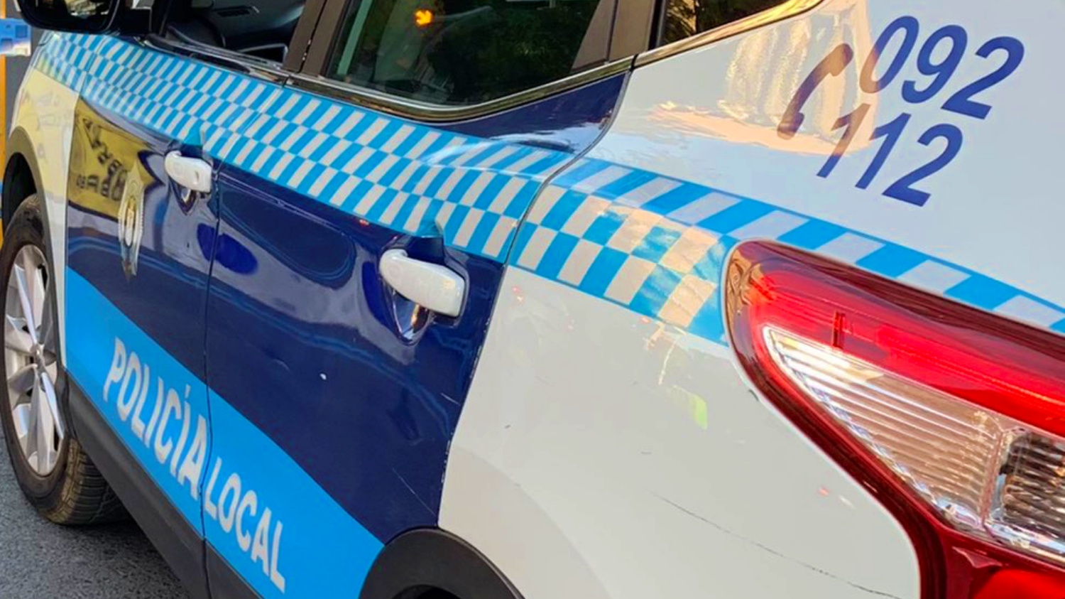 Un trompetista en la calle zapateros y la policía local de albacete