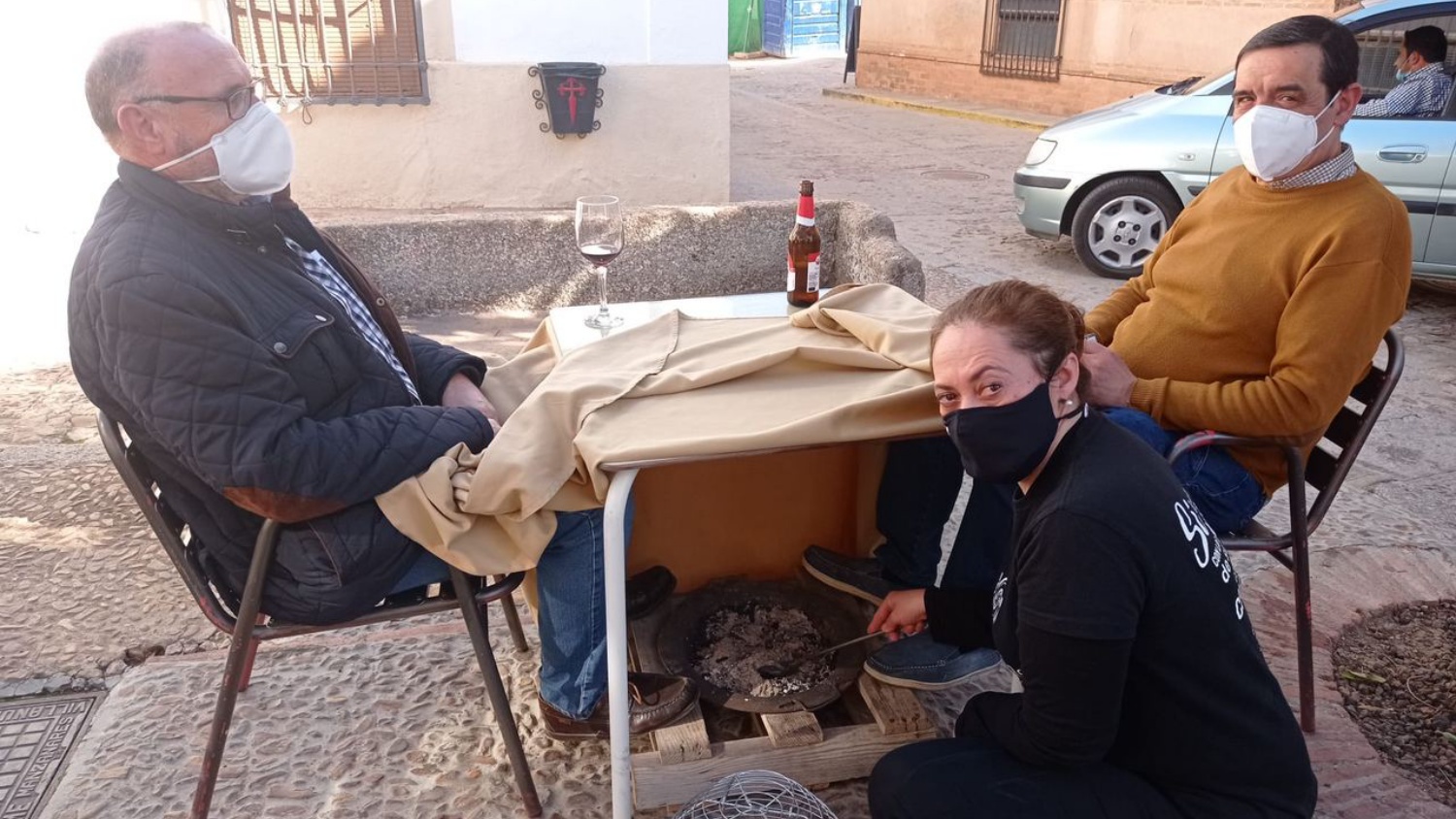 La hostelera de Castilla-La Mancha que lucha contra la crisis del  coronavirus con braseros de picón y mesas de camilla - El Digital de  Albacete