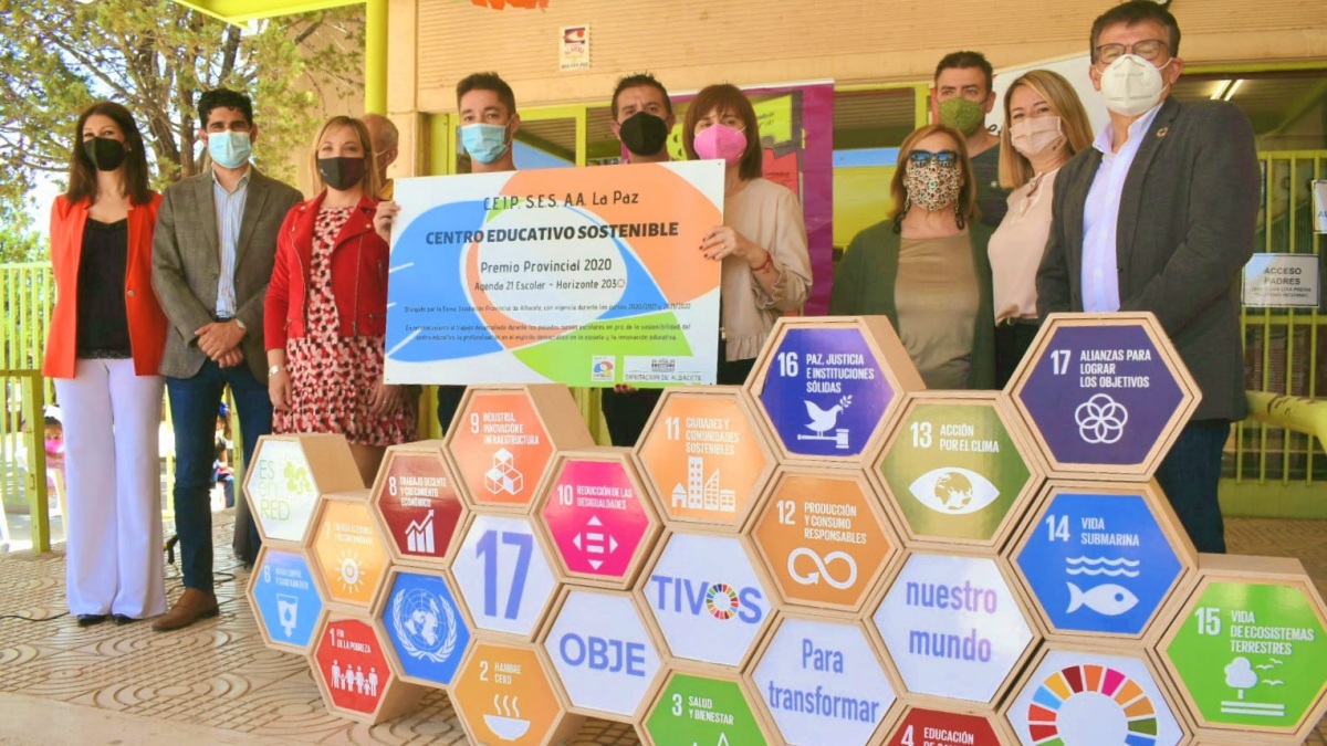 Santi Cabañero entrega al CEIP-SES ‘La Paz’ de Albacete el reconocimiento a su labor con la ‘Agenda 21 Escolar-Horizonte 2030’
