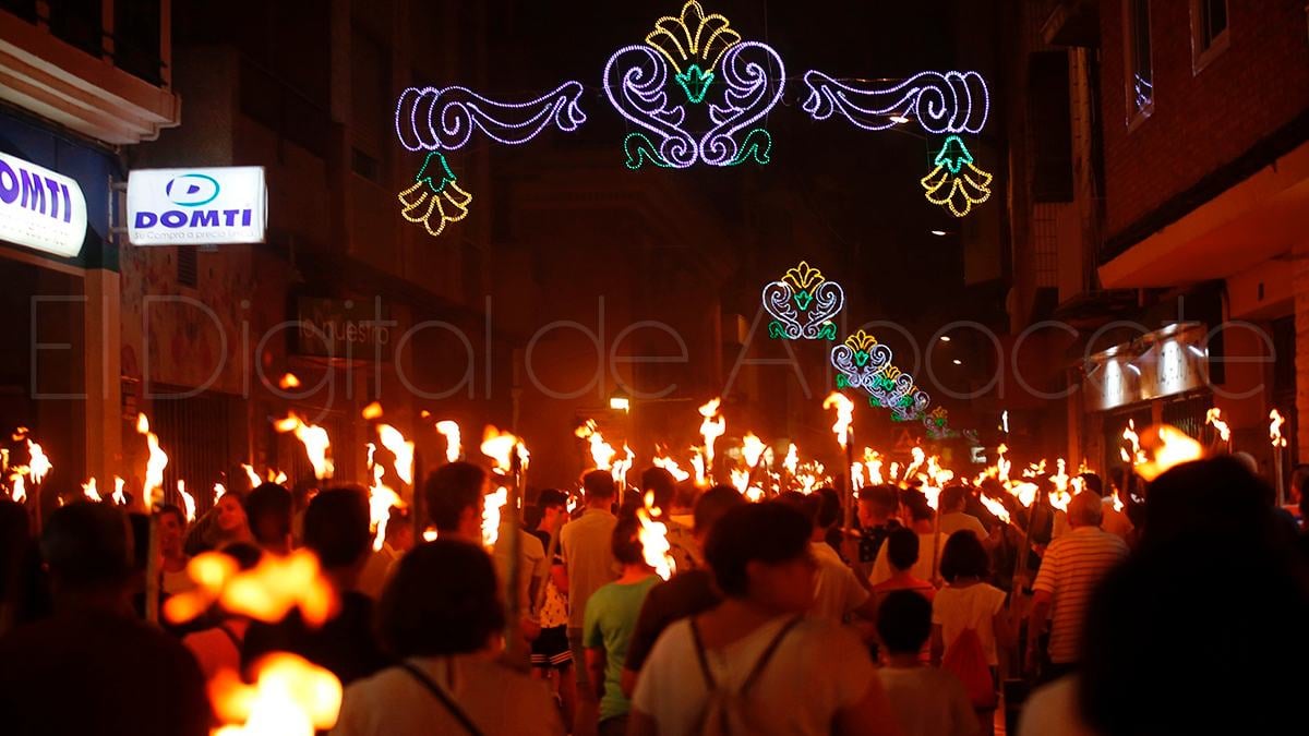 Tradicional desfile de antorchas en la noche de San Juan en Albacete