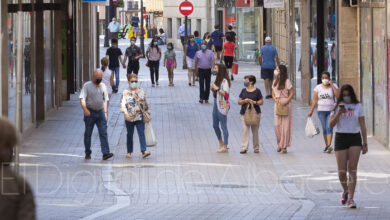 gente en la calle con mascarilla