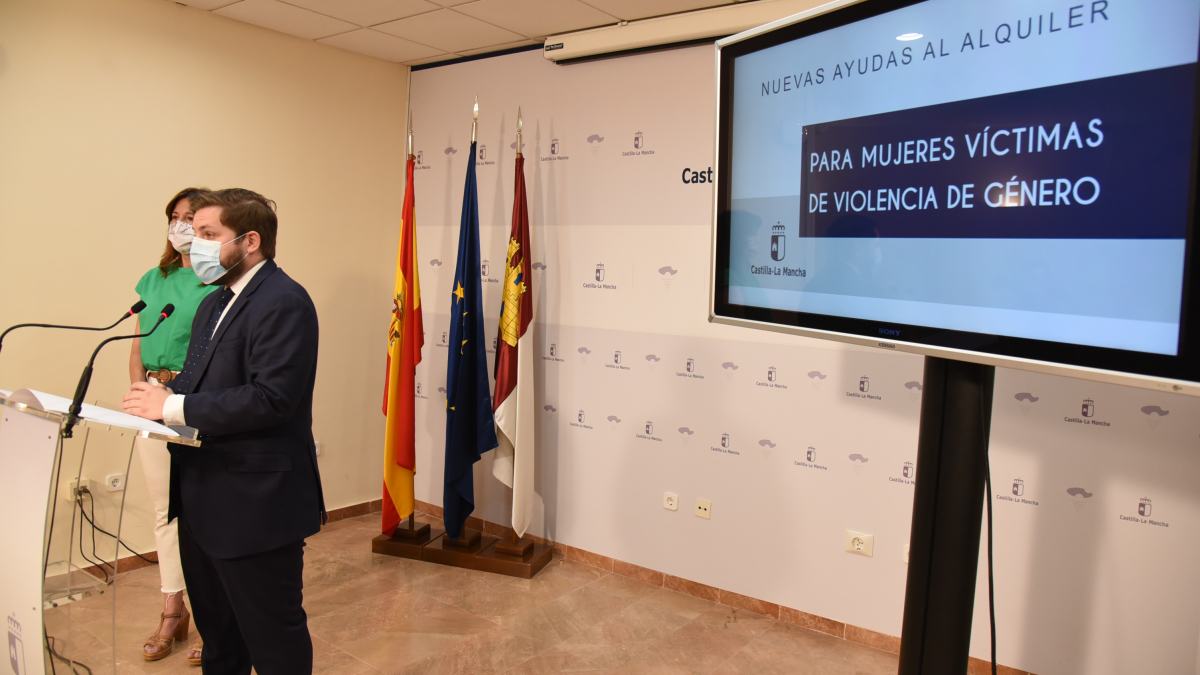 El Gobierno de Castilla-La Mancha va a aumentar las ayudas de alquiler dirigidas a mujeres víctimas de violencia de género que estarán abiertas permanentemente y se podrán pagar por anticipado. Así lo han dado a conocer hoy tanto el consejero de Fomento, Nacho Hernando, como la consejera de Igualdad y portavoz del Gobierno regional, Blanca Fernández, en la presentación de las bases reguladoras de la nueva orden de estas ayudas, que estarán dotadas de casi un millón de euros enmarcados en los fondos del Pacto de Estado contra la Violencia de Género. En este contexto, el consejero de Fomento, Nacho Hernando, ha enumerado las novedades de la convocatoria que “van a ser a partir de ahora convocatorias abiertas con carácter permanente hasta que se agote el crédito; se contempla además el pago anticipado de la ayuda; la concesión de ayudas a mujeres víctimas que viven en régimen de alquiler, para que se atienda también a aquellas mujeres que lamentablemente conviven con su maltratador y tienen que salir de lo antes posible de esa vivienda a otro lugar. A su vez, vamos a atender a mujeres cuya instancia en centros de acogida de la Junta haya finalizado y necesiten encontrar un lugar para poder transitar a una vida autónoma”. Asimismo, el consejero de Fomento ha asegurado que “vamos a aumentar la ayuda, de hecho éstas van a poder llegar al 100 por cien, y multiplicamos por más del doble el alquiler subvencionable, ya que pasamos de 350 hasta 750 euros”. En este sentido, la consejera de Igualdad y portavoz, Blanca Fernández, ha remarcado que “las mejoras que se han introducido están dirigidas a ampliar el escudo social para que las mujeres víctimas de violencia de género puedan salir del circulo de la violencia sin sentirse solas”. Además, Hernando ha puesto de relevancia con respecto a las ayudas de alquiler destinadas a mujeres víctimas de violencia de género que “es muy importante el que, tras estas dos primeras convocatorias que ya llevamos a nuestras espaldas, se ampliase en la segunda el crédito por parte de la consejera de Igualdad, lo que permitió al Gobierno de Emiliano García-Page llegar al 100 por cien de las mujeres víctimas de violencia de género que habían solicitado la ayuda, y que, también, cumplieran los requisitos”. Por su parte, Blanca Fernández ha dejado claro que “para que una mujer pueda salir del círculo de la violencia tiene que tener la seguridad de que no se va a ver sola y el Gobierno de Castilla-La Mancha ya desde hace años está trabajando en esa línea”. En este sentido, ha puesto en valor que “una mujer que se encuentre en situación de violencia machista tiene la mano tendida permanentemente de todo el Gobierno de Emiliano García-Page”. Además, ha recordado que el Ejecutivo castellanomanchego “es pionero ya que tenemos una Ley para una sociedad libre de violencia de género adaptada al Convenio de Estambul que recoge todas las formas de violencia de género”. Dos mujeres asesinadas en el día de hoy Precisamente, la consejera de Igualdad y portavoz ha asegurado que “en un día como hoy, donde han sido asesinadas dos mujeres, una en Madrid y otra en Cataluña, es importante el poder decir que en Castilla-La Mancha tenemos este tipo de ayudas, que además son transversales, que todo el Gobierno está implicado, que son las mujeres víctimas de violencia de género y que son absolutamente prioritarias a la hora de un plan de empleo; a la hora de montar una empresa; a la hora de recibir una ayuda al alquiler que la va a recibir sí o sí porque ampliaremos el crédito si es necesario como lo hemos hecho hasta ahora; que va a tener un recurso de acogida si es necesario; que tienen programas de asistencia psicológica para sus hijos e hijas si lo necesitan; y que tenemos una visión transversal de la lucha contra la violencia de género y de la promoción de la igualdad entre las mujeres y los hombres porque esto no puede ser solo de un único departamento”. Además, Blanca Fernández ha puesto de manifiesto la importancia que tienen los fondos del Pacto de Estado contra la Violencia de Género, y, en este sentido, ha hecho un llamamiento a todos los partidos políticos “para que este Pacto siga siendo una estrategia de Estado y que a la hora de negociar, nos dejemos de debates baldíos y pensemos en las mujeres y las criaturas que sufren la violencia machista”.