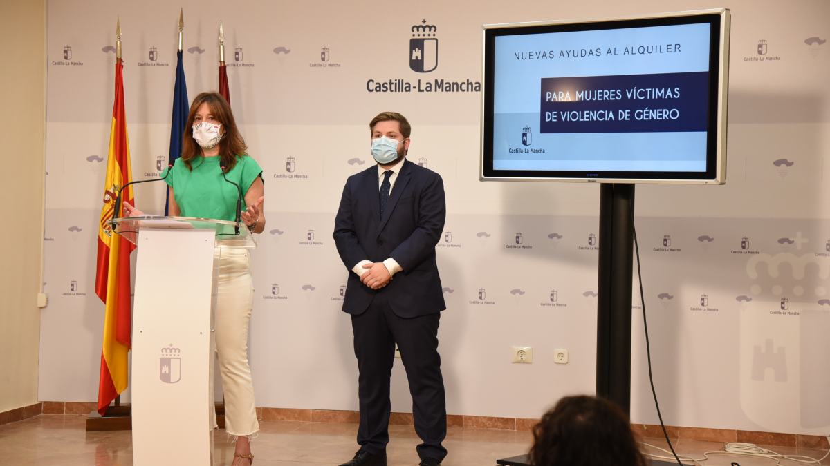 El Gobierno de Castilla-La Mancha va a aumentar las ayudas de alquiler dirigidas a mujeres víctimas de violencia de género que estarán abiertas permanentemente y se podrán pagar por anticipado. Así lo han dado a conocer hoy tanto el consejero de Fomento, Nacho Hernando, como la consejera de Igualdad y portavoz del Gobierno regional, Blanca Fernández, en la presentación de las bases reguladoras de la nueva orden de estas ayudas, que estarán dotadas de casi un millón de euros enmarcados en los fondos del Pacto de Estado contra la Violencia de Género. En este contexto, el consejero de Fomento, Nacho Hernando, ha enumerado las novedades de la convocatoria que “van a ser a partir de ahora convocatorias abiertas con carácter permanente hasta que se agote el crédito; se contempla además el pago anticipado de la ayuda; la concesión de ayudas a mujeres víctimas que viven en régimen de alquiler, para que se atienda también a aquellas mujeres que lamentablemente conviven con su maltratador y tienen que salir de lo antes posible de esa vivienda a otro lugar. A su vez, vamos a atender a mujeres cuya instancia en centros de acogida de la Junta haya finalizado y necesiten encontrar un lugar para poder transitar a una vida autónoma”. Asimismo, el consejero de Fomento ha asegurado que “vamos a aumentar la ayuda, de hecho éstas van a poder llegar al 100 por cien, y multiplicamos por más del doble el alquiler subvencionable, ya que pasamos de 350 hasta 750 euros”. En este sentido, la consejera de Igualdad y portavoz, Blanca Fernández, ha remarcado que “las mejoras que se han introducido están dirigidas a ampliar el escudo social para que las mujeres víctimas de violencia de género puedan salir del circulo de la violencia sin sentirse solas”. Además, Hernando ha puesto de relevancia con respecto a las ayudas de alquiler destinadas a mujeres víctimas de violencia de género que “es muy importante el que, tras estas dos primeras convocatorias que ya llevamos a nuestras espaldas, se ampliase en la segunda el crédito por parte de la consejera de Igualdad, lo que permitió al Gobierno de Emiliano García-Page llegar al 100 por cien de las mujeres víctimas de violencia de género que habían solicitado la ayuda, y que, también, cumplieran los requisitos”. Por su parte, Blanca Fernández ha dejado claro que “para que una mujer pueda salir del círculo de la violencia tiene que tener la seguridad de que no se va a ver sola y el Gobierno de Castilla-La Mancha ya desde hace años está trabajando en esa línea”. En este sentido, ha puesto en valor que “una mujer que se encuentre en situación de violencia machista tiene la mano tendida permanentemente de todo el Gobierno de Emiliano García-Page”. Además, ha recordado que el Ejecutivo castellanomanchego “es pionero ya que tenemos una Ley para una sociedad libre de violencia de género adaptada al Convenio de Estambul que recoge todas las formas de violencia de género”. Dos mujeres asesinadas en el día de hoy Precisamente, la consejera de Igualdad y portavoz ha asegurado que “en un día como hoy, donde han sido asesinadas dos mujeres, una en Madrid y otra en Cataluña, es importante el poder decir que en Castilla-La Mancha tenemos este tipo de ayudas, que además son transversales, que todo el Gobierno está implicado, que son las mujeres víctimas de violencia de género y que son absolutamente prioritarias a la hora de un plan de empleo; a la hora de montar una empresa; a la hora de recibir una ayuda al alquiler que la va a recibir sí o sí porque ampliaremos el crédito si es necesario como lo hemos hecho hasta ahora; que va a tener un recurso de acogida si es necesario; que tienen programas de asistencia psicológica para sus hijos e hijas si lo necesitan; y que tenemos una visión transversal de la lucha contra la violencia de género y de la promoción de la igualdad entre las mujeres y los hombres porque esto no puede ser solo de un único departamento”. Además, Blanca Fernández ha puesto de manifiesto la importancia que tienen los fondos del Pacto de Estado contra la Violencia de Género, y, en este sentido, ha hecho un llamamiento a todos los partidos políticos “para que este Pacto siga siendo una estrategia de Estado y que a la hora de negociar, nos dejemos de debates baldíos y pensemos en las mujeres y las criaturas que sufren la violencia machista”.
