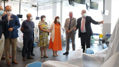 El Gobierno de Castilla-La Mancha ha reforzado la capacidad para realizar tratamientos de diálisis en el Área Sanitaria de Guadalajara con la puesta en marcha de un nuevo Centro de Diálisis Extrahospitalaria en la capital guadalajareña, en el que inicialmente podrán recibir tratamiento medio centenar de pacientes que hasta ahora tenían que realizar sus sesiones fuera de la provincia. La directora gerente del Servicio de Salud de Castilla-La Mancha (SESCAM), Regina Leal, ha visitado hoy las instalaciones de este nuevo centro, una de las principales novedades que se incorporaron al concurso adjudicado por el Ejecutivo regional, por un importe de 44 millones de euros, a la empresa Avericum, y que desde ayer viene a complementar la capacidad asistencial del Hospital Universitario de Guadalajara. Leal, que ha estado acompañada por la delegada provincial de Sanidad, Margarita Gascueña; el gerente del Hospital guadalajareño, Antonio Sanz; el jefe del Servicio de Nefrología, Gabriel de Arriba, y el consejero delegado de Avericum, Javier Artiles, ha expresado su satisfacción por la puesta en marcha de este recurso sanitario y ha destacado su idoneidad para ofrecer una atención adecuada en régimen ambulatorio a los pacientes que deben someterse a diálisis. “Son centros como veis transparentes y abiertos, que tienen en cuenta y mucho al paciente, que integran tanto al paciente como a su familia, que acercan el servicio a sus domicilios. Guadalajara era un caso especial, era la única área de salud que no tenía diálisis concertada de crónicos y eso hacía que prácticamente 50 pacientes tuvieran que trasladarse a la Comunidad de Madrid con lo que supone eso para un paciente renal, un paciente crónico que tres días por semana y durante al menos tres o cuatro horas debe permanecer en un centro”, ha señalado Leal. Este nuevo espacio de diálisis extrahospitalaria se encuentra ubicado en el Edificio Europa y ocupa una superficie de 1.250 metros cuadrados, totalmente accesible y con un elevado confort para pacientes, familiares y empleados. Cuenta con una gran sala de hemodiálisis de más de 400 metros cuadrados, donde están situados un total de 24 puestos de diálisis, divididos en dos box de ocho puestos cada uno y dos box de cuatro puestos. Está dotado de monitores de última generación provistos de biosensores que garantizan la seguridad del paciente durante el tratamiento. Estos monitores permiten la realización de las técnicas más novedosas para el tratamiento de la enfermedad renal crónica, concretamente se llevarán a cabo las técnicas de hemodiálisis convencional, la hemodiafiltración online y la hemodiafiltración con reinfusión endógena del ultrafiltrado (HFR-SUPRA), en función de las necesidades clínicas del paciente. Además de estos monitores de hemodiálisis, disponen de monitores de bioimpedancia, dinamómetro, monitor de constantes vitales y ecógrafo, tanto para la exploración abdominal como la monitorización del acceso vascular de hemodiálisis. Cada puesto dispone de televisión, música e internet de forma individualizada. Con capacidad para llegar a 150 pacientes Está previsto que inicialmente puedan ser tratados en este nuevo centro de diálisis cerca de 50 pacientes, aunque las dimensiones del centro y la dotación en puestos de diálisis permitirá asumir el incremento que se pueda producir en los próximos años, pudiendo llegar hasta casi 150 pacientes. El perfil actual del paciente, como en todo el territorio nacional, es un paciente mayor de 65 años que, en más de la mitad de los casos, la patología de base que ha provocado su insuficiencia renal es la hipertensión arterial mal controlada y/o la diabetes mellitus. En el centro, además de recibir la terapia personalizada a sus necesidades adaptando tiempo y turno, se realizan todas las pruebas complementarias necesarias para conocer su actual estado de salud y se asume el estudio de inclusión en la lista de espera de trasplante renal. Cuenta con dos nefrólogos para cubrir el servicio, supervisora de enfermería, más de seis profesionales de enfermería y tres auxiliares de enfermería, nutricionista, psicólogo, personal especializado en la atención social y todo un equipo que está para el control de calidad y seguridad, además del personal de administración, servicio técnico y mantenimiento. Por otro lado, además de los despachos de médicos y de enfermería, dispone de una sala de reanimación dotada de desfibrilador y equipo de reanimación cardiopulmonar completo, sala de juntas, un aula formativa -donde se llevarán a cabo formaciones presenciales y online para el personal-, y en el que también tendrán cabida actividades destinadas a pacientes y familiares, dentro del proyecto ‘Escuela de pacientes’. A través de esta escuela los pacientes recibirán información útil y actualizada no sólo sobre cómo gestionar el desarrollo de la enfermedad gracias a los consejos médicos, sino también recomendaciones y sugerencias sobre alimentación, práctica deportiva y bienestar emocional. Dotada de amplias salas de espera, vestuarios para pacientes y personal, sala de reparación de máquinas y logística y sala de tratamiento de aguas con un equipo de doble ósmosis de última generación que proporciona agua de diálisis ultrapura, permitiendo ofertar técnicas convectivas que garantizan la estabilidad hemodinámica del paciente durante el tratamiento, aumentando su calidad y esperanza de vida. “Estas nuevas instalaciones, equipamiento y profesionales nos van a permitir ofrecer a los pacientes un servicio de calidad, seguro y confortable”, ha afirmado la directora gerente del SESCAM, quien ha apuntado que “todas estas mejoras son la expresión del interés del Gobierno de Castilla-La Mancha por conseguir que sus ciudadanos tengan un sanidad justa, eficaz y de calidad”.