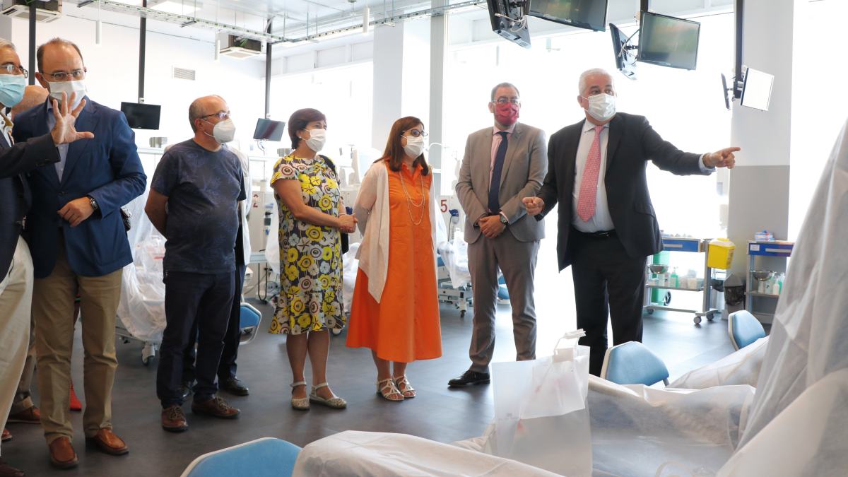 El Gobierno de Castilla-La Mancha ha reforzado la capacidad para realizar tratamientos de diálisis en el Área Sanitaria de Guadalajara con la puesta en marcha de un nuevo Centro de Diálisis Extrahospitalaria en la capital guadalajareña, en el que inicialmente podrán recibir tratamiento medio centenar de pacientes que hasta ahora tenían que realizar sus sesiones fuera de la provincia. La directora gerente del Servicio de Salud de Castilla-La Mancha (SESCAM), Regina Leal, ha visitado hoy las instalaciones de este nuevo centro, una de las principales novedades que se incorporaron al concurso adjudicado por el Ejecutivo regional, por un importe de 44 millones de euros, a la empresa Avericum, y que desde ayer viene a complementar la capacidad asistencial del Hospital Universitario de Guadalajara. Leal, que ha estado acompañada por la delegada provincial de Sanidad, Margarita Gascueña; el gerente del Hospital guadalajareño, Antonio Sanz; el jefe del Servicio de Nefrología, Gabriel de Arriba, y el consejero delegado de Avericum, Javier Artiles, ha expresado su satisfacción por la puesta en marcha de este recurso sanitario y ha destacado su idoneidad para ofrecer una atención adecuada en régimen ambulatorio a los pacientes que deben someterse a diálisis. “Son centros como veis transparentes y abiertos, que tienen en cuenta y mucho al paciente, que integran tanto al paciente como a su familia, que acercan el servicio a sus domicilios. Guadalajara era un caso especial, era la única área de salud que no tenía diálisis concertada de crónicos y eso hacía que prácticamente 50 pacientes tuvieran que trasladarse a la Comunidad de Madrid con lo que supone eso para un paciente renal, un paciente crónico que tres días por semana y durante al menos tres o cuatro horas debe permanecer en un centro”, ha señalado Leal. Este nuevo espacio de diálisis extrahospitalaria se encuentra ubicado en el Edificio Europa y ocupa una superficie de 1.250 metros cuadrados, totalmente accesible y con un elevado confort para pacientes, familiares y empleados. Cuenta con una gran sala de hemodiálisis de más de 400 metros cuadrados, donde están situados un total de 24 puestos de diálisis, divididos en dos box de ocho puestos cada uno y dos box de cuatro puestos. Está dotado de monitores de última generación provistos de biosensores que garantizan la seguridad del paciente durante el tratamiento. Estos monitores permiten la realización de las técnicas más novedosas para el tratamiento de la enfermedad renal crónica, concretamente se llevarán a cabo las técnicas de hemodiálisis convencional, la hemodiafiltración online y la hemodiafiltración con reinfusión endógena del ultrafiltrado (HFR-SUPRA), en función de las necesidades clínicas del paciente. Además de estos monitores de hemodiálisis, disponen de monitores de bioimpedancia, dinamómetro, monitor de constantes vitales y ecógrafo, tanto para la exploración abdominal como la monitorización del acceso vascular de hemodiálisis. Cada puesto dispone de televisión, música e internet de forma individualizada. Con capacidad para llegar a 150 pacientes Está previsto que inicialmente puedan ser tratados en este nuevo centro de diálisis cerca de 50 pacientes, aunque las dimensiones del centro y la dotación en puestos de diálisis permitirá asumir el incremento que se pueda producir en los próximos años, pudiendo llegar hasta casi 150 pacientes. El perfil actual del paciente, como en todo el territorio nacional, es un paciente mayor de 65 años que, en más de la mitad de los casos, la patología de base que ha provocado su insuficiencia renal es la hipertensión arterial mal controlada y/o la diabetes mellitus. En el centro, además de recibir la terapia personalizada a sus necesidades adaptando tiempo y turno, se realizan todas las pruebas complementarias necesarias para conocer su actual estado de salud y se asume el estudio de inclusión en la lista de espera de trasplante renal. Cuenta con dos nefrólogos para cubrir el servicio, supervisora de enfermería, más de seis profesionales de enfermería y tres auxiliares de enfermería, nutricionista, psicólogo, personal especializado en la atención social y todo un equipo que está para el control de calidad y seguridad, además del personal de administración, servicio técnico y mantenimiento. Por otro lado, además de los despachos de médicos y de enfermería, dispone de una sala de reanimación dotada de desfibrilador y equipo de reanimación cardiopulmonar completo, sala de juntas, un aula formativa -donde se llevarán a cabo formaciones presenciales y online para el personal-, y en el que también tendrán cabida actividades destinadas a pacientes y familiares, dentro del proyecto ‘Escuela de pacientes’. A través de esta escuela los pacientes recibirán información útil y actualizada no sólo sobre cómo gestionar el desarrollo de la enfermedad gracias a los consejos médicos, sino también recomendaciones y sugerencias sobre alimentación, práctica deportiva y bienestar emocional. Dotada de amplias salas de espera, vestuarios para pacientes y personal, sala de reparación de máquinas y logística y sala de tratamiento de aguas con un equipo de doble ósmosis de última generación que proporciona agua de diálisis ultrapura, permitiendo ofertar técnicas convectivas que garantizan la estabilidad hemodinámica del paciente durante el tratamiento, aumentando su calidad y esperanza de vida. “Estas nuevas instalaciones, equipamiento y profesionales nos van a permitir ofrecer a los pacientes un servicio de calidad, seguro y confortable”, ha afirmado la directora gerente del SESCAM, quien ha apuntado que “todas estas mejoras son la expresión del interés del Gobierno de Castilla-La Mancha por conseguir que sus ciudadanos tengan un sanidad justa, eficaz y de calidad”.