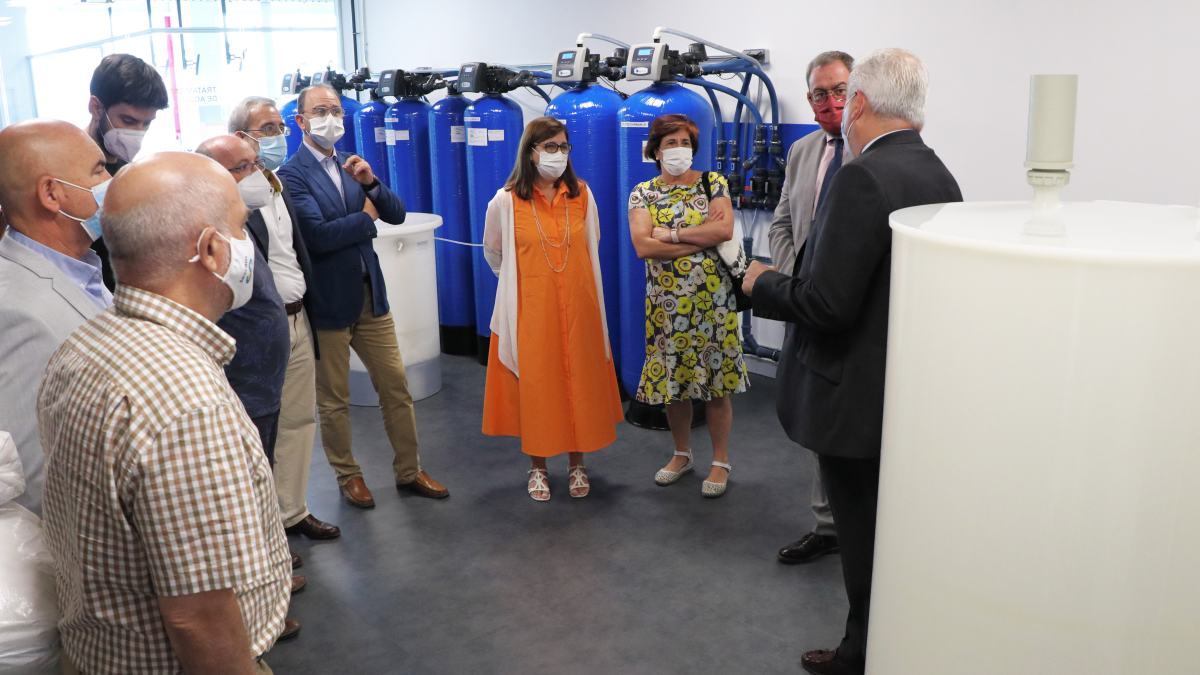 El Gobierno de Castilla-La Mancha ha reforzado la capacidad para realizar tratamientos de diálisis en el Área Sanitaria de Guadalajara con la puesta en marcha de un nuevo Centro de Diálisis Extrahospitalaria en la capital guadalajareña, en el que inicialmente podrán recibir tratamiento medio centenar de pacientes que hasta ahora tenían que realizar sus sesiones fuera de la provincia. La directora gerente del Servicio de Salud de Castilla-La Mancha (SESCAM), Regina Leal, ha visitado hoy las instalaciones de este nuevo centro, una de las principales novedades que se incorporaron al concurso adjudicado por el Ejecutivo regional, por un importe de 44 millones de euros, a la empresa Avericum, y que desde ayer viene a complementar la capacidad asistencial del Hospital Universitario de Guadalajara. Leal, que ha estado acompañada por la delegada provincial de Sanidad, Margarita Gascueña; el gerente del Hospital guadalajareño, Antonio Sanz; el jefe del Servicio de Nefrología, Gabriel de Arriba, y el consejero delegado de Avericum, Javier Artiles, ha expresado su satisfacción por la puesta en marcha de este recurso sanitario y ha destacado su idoneidad para ofrecer una atención adecuada en régimen ambulatorio a los pacientes que deben someterse a diálisis. “Son centros como veis transparentes y abiertos, que tienen en cuenta y mucho al paciente, que integran tanto al paciente como a su familia, que acercan el servicio a sus domicilios. Guadalajara era un caso especial, era la única área de salud que no tenía diálisis concertada de crónicos y eso hacía que prácticamente 50 pacientes tuvieran que trasladarse a la Comunidad de Madrid con lo que supone eso para un paciente renal, un paciente crónico que tres días por semana y durante al menos tres o cuatro horas debe permanecer en un centro”, ha señalado Leal. Este nuevo espacio de diálisis extrahospitalaria se encuentra ubicado en el Edificio Europa y ocupa una superficie de 1.250 metros cuadrados, totalmente accesible y con un elevado confort para pacientes, familiares y empleados. Cuenta con una gran sala de hemodiálisis de más de 400 metros cuadrados, donde están situados un total de 24 puestos de diálisis, divididos en dos box de ocho puestos cada uno y dos box de cuatro puestos. Está dotado de monitores de última generación provistos de biosensores que garantizan la seguridad del paciente durante el tratamiento. Estos monitores permiten la realización de las técnicas más novedosas para el tratamiento de la enfermedad renal crónica, concretamente se llevarán a cabo las técnicas de hemodiálisis convencional, la hemodiafiltración online y la hemodiafiltración con reinfusión endógena del ultrafiltrado (HFR-SUPRA), en función de las necesidades clínicas del paciente. Además de estos monitores de hemodiálisis, disponen de monitores de bioimpedancia, dinamómetro, monitor de constantes vitales y ecógrafo, tanto para la exploración abdominal como la monitorización del acceso vascular de hemodiálisis. Cada puesto dispone de televisión, música e internet de forma individualizada. Con capacidad para llegar a 150 pacientes Está previsto que inicialmente puedan ser tratados en este nuevo centro de diálisis cerca de 50 pacientes, aunque las dimensiones del centro y la dotación en puestos de diálisis permitirá asumir el incremento que se pueda producir en los próximos años, pudiendo llegar hasta casi 150 pacientes. El perfil actual del paciente, como en todo el territorio nacional, es un paciente mayor de 65 años que, en más de la mitad de los casos, la patología de base que ha provocado su insuficiencia renal es la hipertensión arterial mal controlada y/o la diabetes mellitus. En el centro, además de recibir la terapia personalizada a sus necesidades adaptando tiempo y turno, se realizan todas las pruebas complementarias necesarias para conocer su actual estado de salud y se asume el estudio de inclusión en la lista de espera de trasplante renal. Cuenta con dos nefrólogos para cubrir el servicio, supervisora de enfermería, más de seis profesionales de enfermería y tres auxiliares de enfermería, nutricionista, psicólogo, personal especializado en la atención social y todo un equipo que está para el control de calidad y seguridad, además del personal de administración, servicio técnico y mantenimiento. Por otro lado, además de los despachos de médicos y de enfermería, dispone de una sala de reanimación dotada de desfibrilador y equipo de reanimación cardiopulmonar completo, sala de juntas, un aula formativa -donde se llevarán a cabo formaciones presenciales y online para el personal-, y en el que también tendrán cabida actividades destinadas a pacientes y familiares, dentro del proyecto ‘Escuela de pacientes’. A través de esta escuela los pacientes recibirán información útil y actualizada no sólo sobre cómo gestionar el desarrollo de la enfermedad gracias a los consejos médicos, sino también recomendaciones y sugerencias sobre alimentación, práctica deportiva y bienestar emocional. Dotada de amplias salas de espera, vestuarios para pacientes y personal, sala de reparación de máquinas y logística y sala de tratamiento de aguas con un equipo de doble ósmosis de última generación que proporciona agua de diálisis ultrapura, permitiendo ofertar técnicas convectivas que garantizan la estabilidad hemodinámica del paciente durante el tratamiento, aumentando su calidad y esperanza de vida. “Estas nuevas instalaciones, equipamiento y profesionales nos van a permitir ofrecer a los pacientes un servicio de calidad, seguro y confortable”, ha afirmado la directora gerente del SESCAM, quien ha apuntado que “todas estas mejoras son la expresión del interés del Gobierno de Castilla-La Mancha por conseguir que sus ciudadanos tengan un sanidad justa, eficaz y de calidad”.