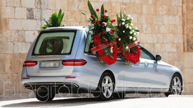 Un coche fúnebre en una foto de archivo