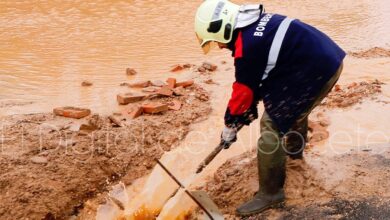 Un bombero trabaja tras una inundación en Castilla-La Mancha - FOTO DE ARCHIVO