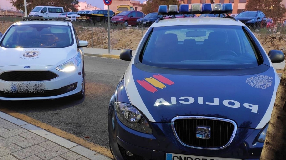Coches patrulla de la Policía Nacional y la Local en Albacete