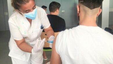 Enfermera del SESCAM vacunando contra el coronavirus