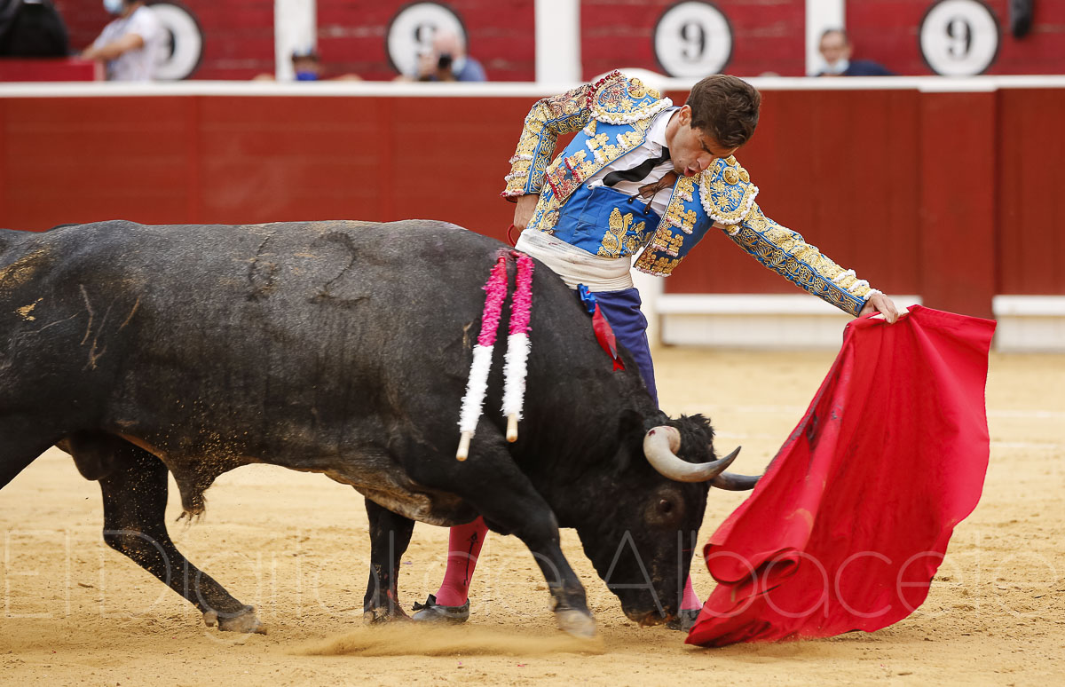 Rubén Pinar y Sergio Serrano triunfaron ante los Victorinos en la Plaza de Toros de Albacete