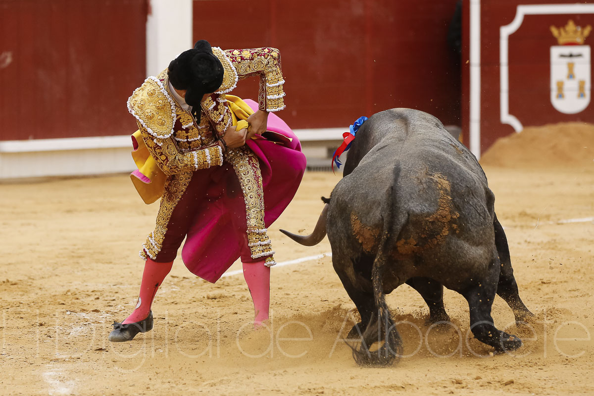 Rubén Pinar y Sergio Serrano triunfaron ante los Victorinos en la Plaza de Toros de Albacete