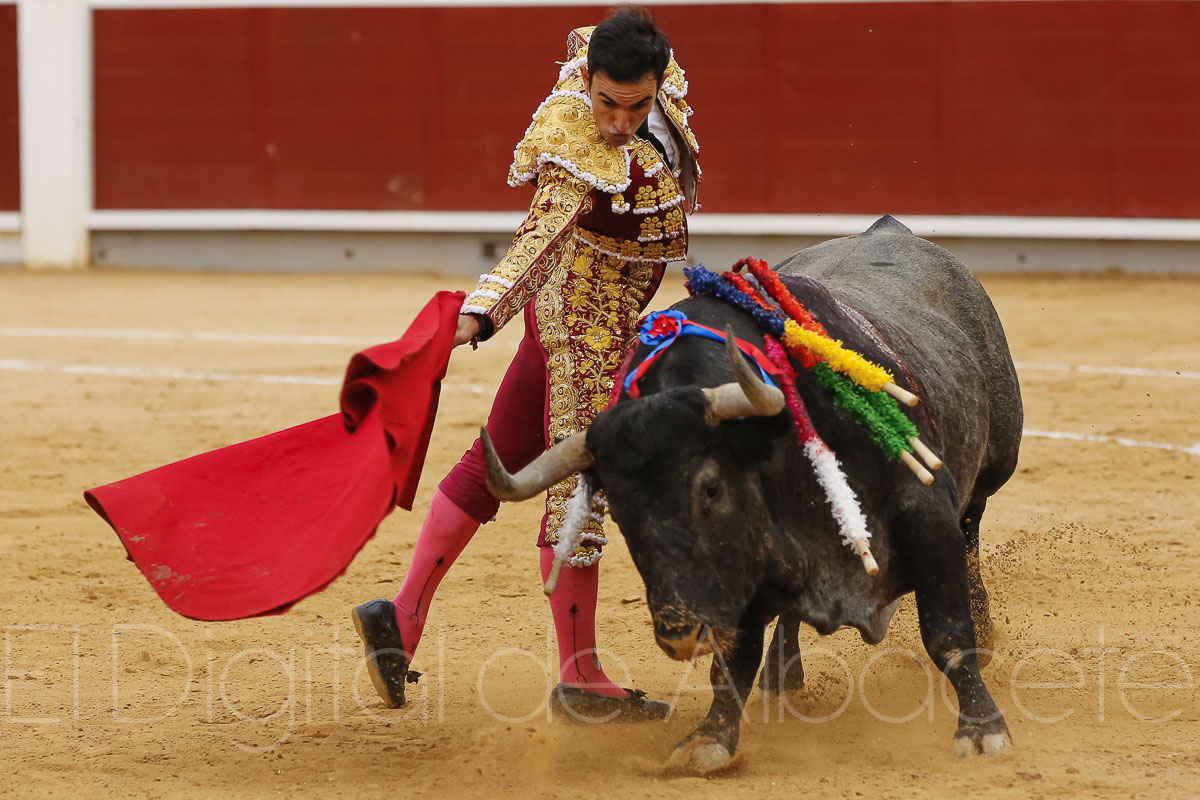 Rubén Pinar y Sergio Serrano triunfaron ante los Victorinos en la Plaza de Toros de Albacete