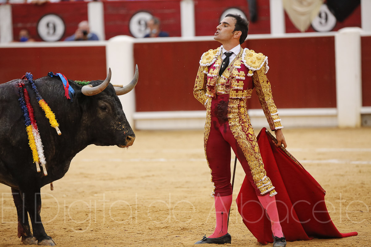 Rubén Pinar y Sergio Serrano triunfaron ante los Victorinos en la Plaza de Toros de Albacete