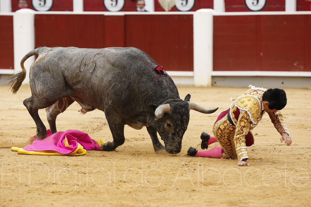 Rubén Pinar y Sergio Serrano triunfaron ante los Victorinos en la Plaza de Toros de Albacete