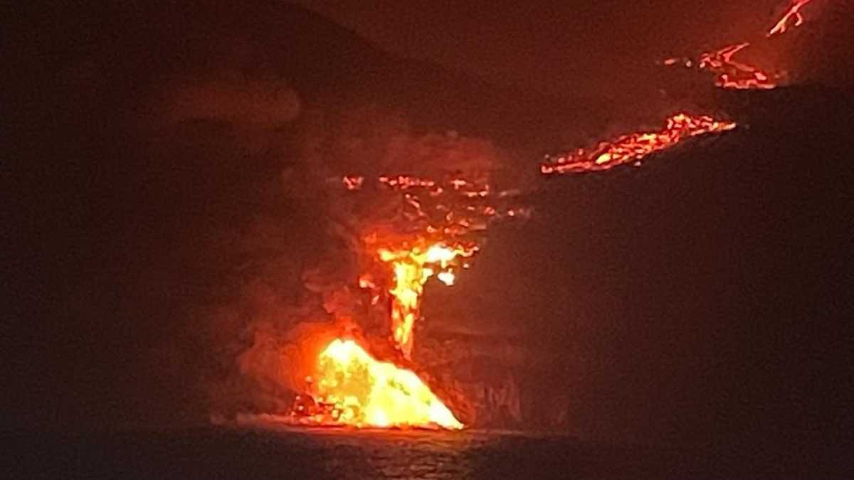 La lava alcanza el mar en La Palma