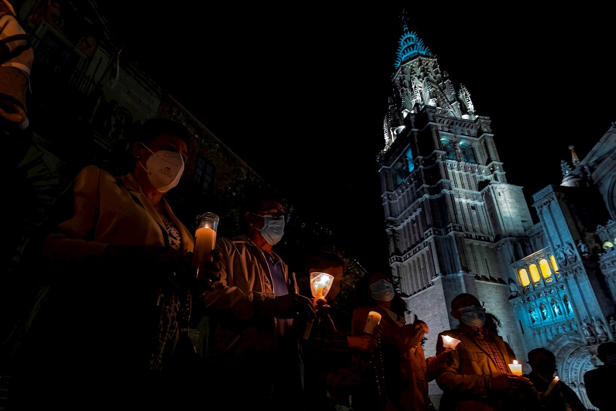 Rezan con velas ante la Catedral de Toledo como acto de reparación tras vídeo