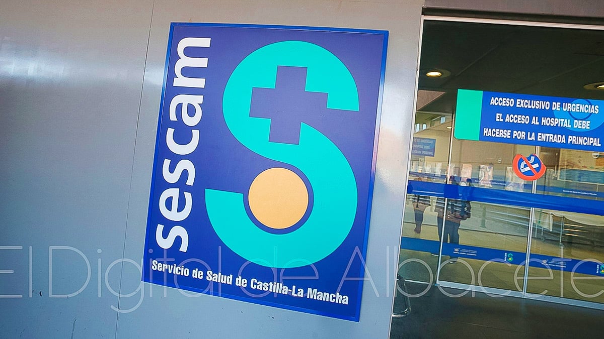 Logo del SESCAM en el Hospital de Albacete