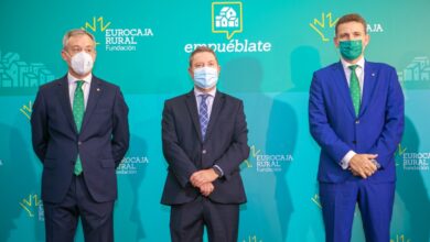 García-Page junto al presidente de Eurocaja Rural; Javier López Martín; y el director general de la entidad, Víctor Manuel Martín