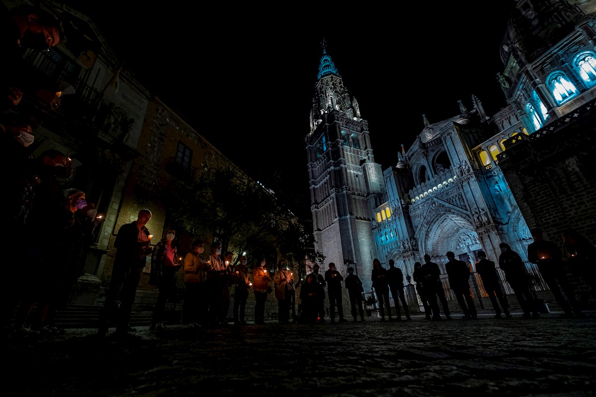Rezan con velas ante la Catedral de Toledo como acto de reparación tras vídeo