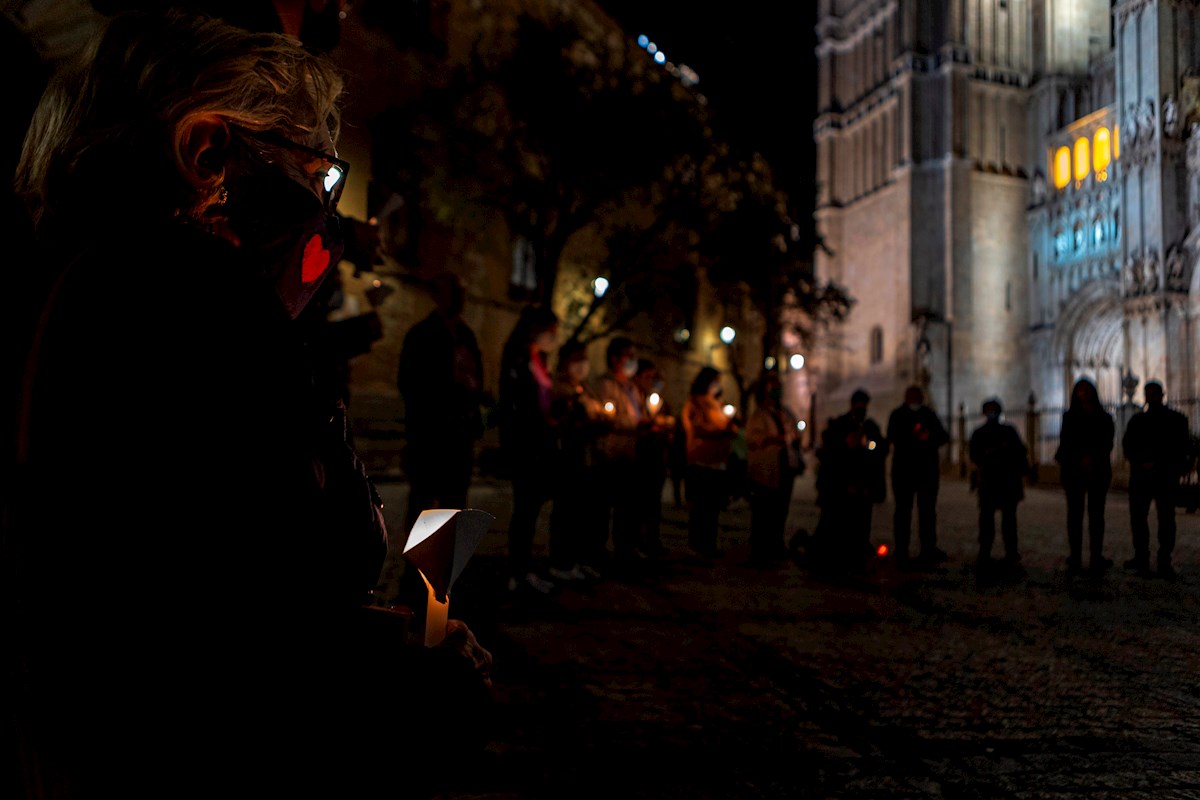 Rezan con velas ante la Catedral de Toledo como acto de reparación tras vídeo