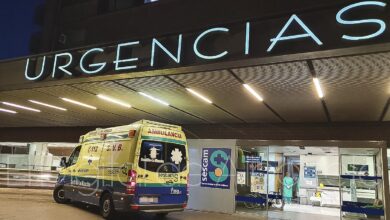 Una ambulancia en la puerta de urgencias del Hospital de Albacete