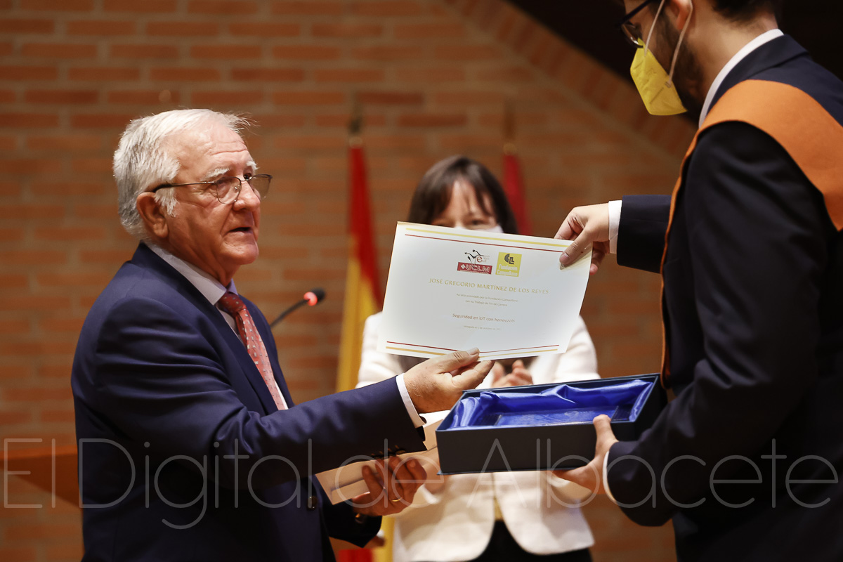 Fundación Campollano premia a un alumno de Ingeniería Informática de Albacete por su trabajo fin de grado contra cibercriminales