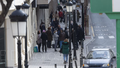 Gente paseando por las calles de Albacete