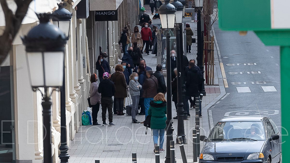 Gente paseando por las calles de Albacete