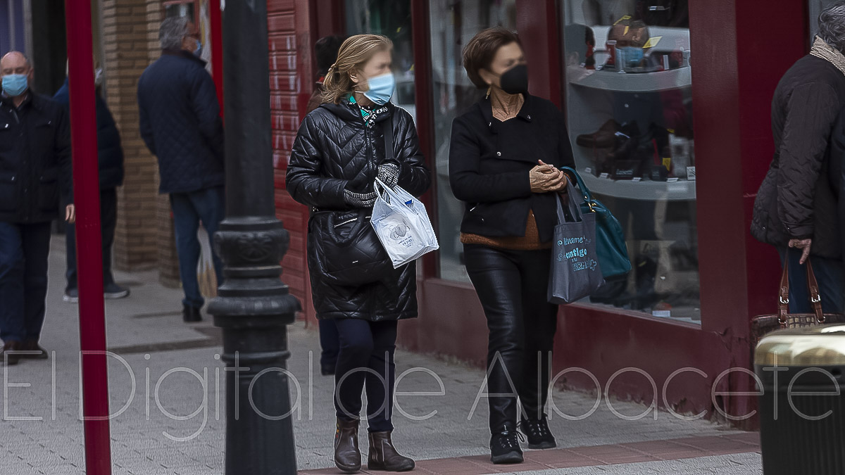 Gente con mascarilla por las calles de Albacete