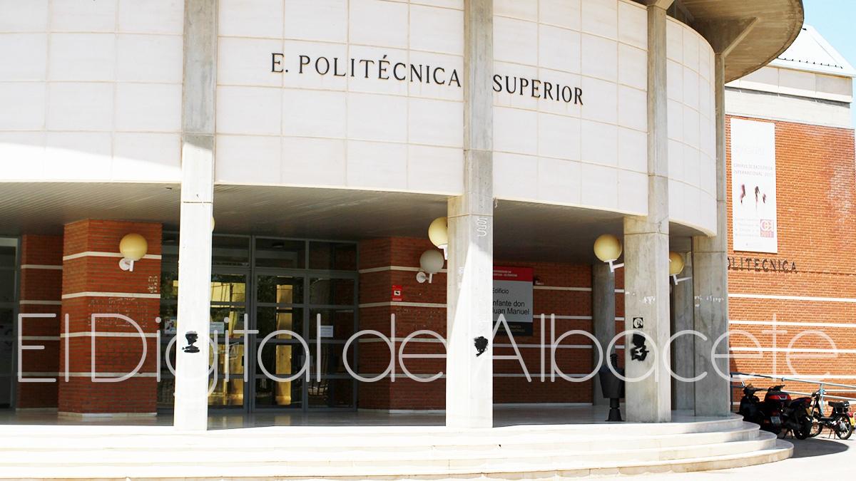 Denuncian que la uclm no abre la sala de estudio de la politécnica de albacete y tienen que estudiar en el pasillo
