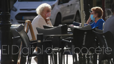 Dos vecinas de Albacete en la terraza de un bar